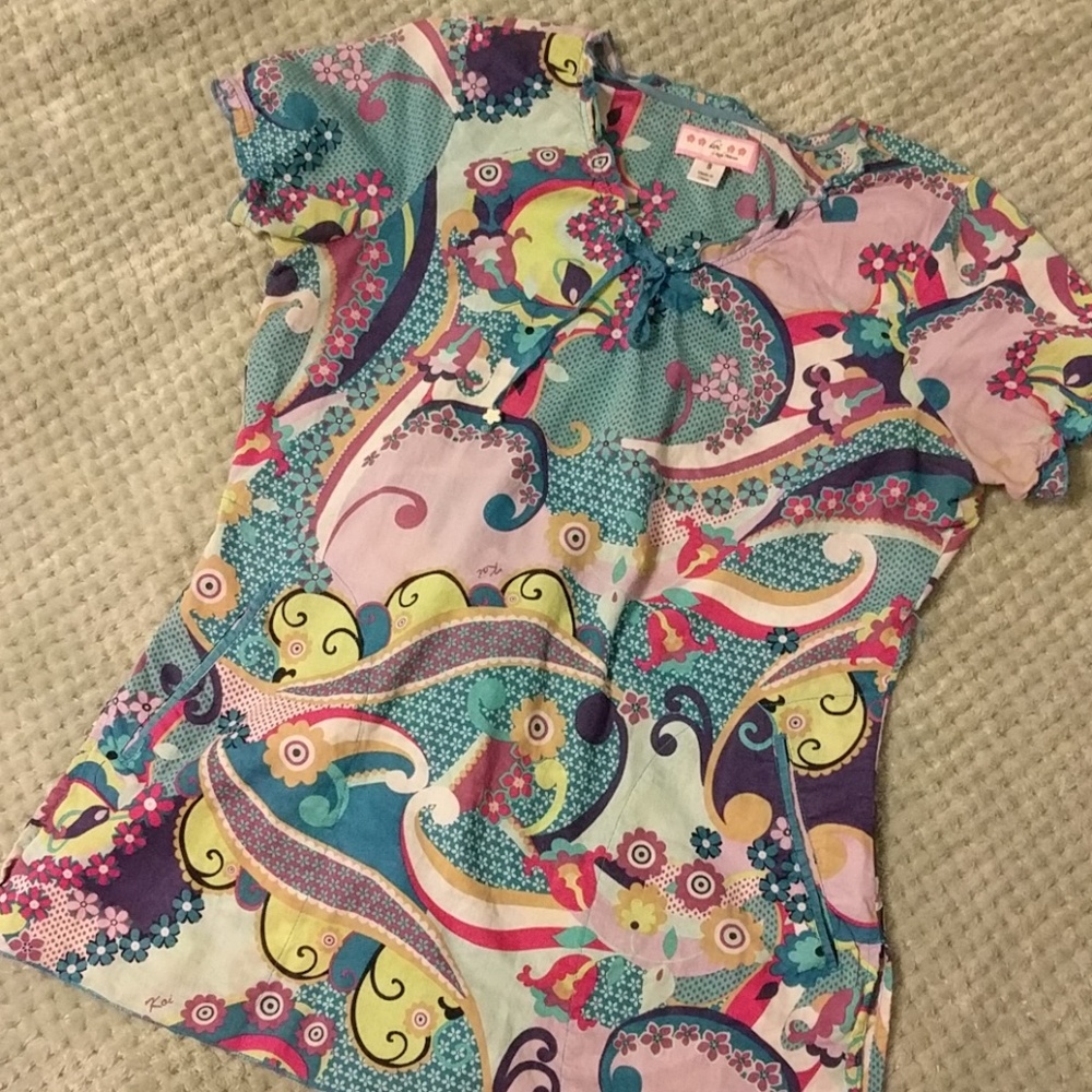 Koi scrub top size small